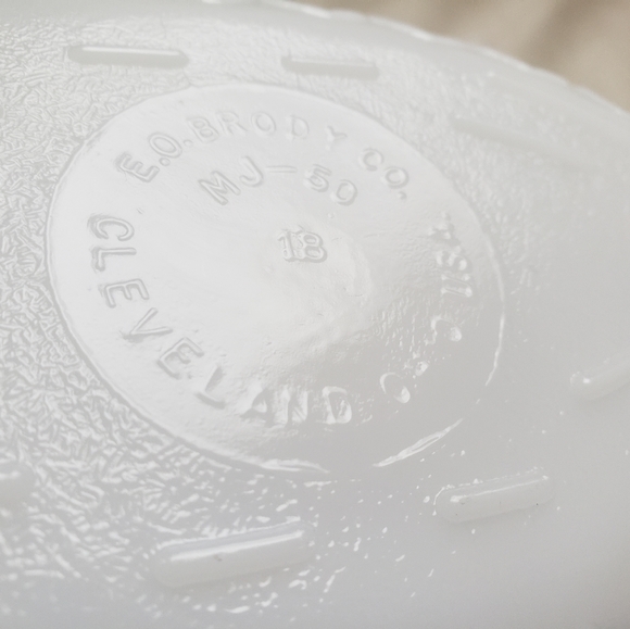 Vintage EO Brody Milk Glass Dish - Picture 2 of 6